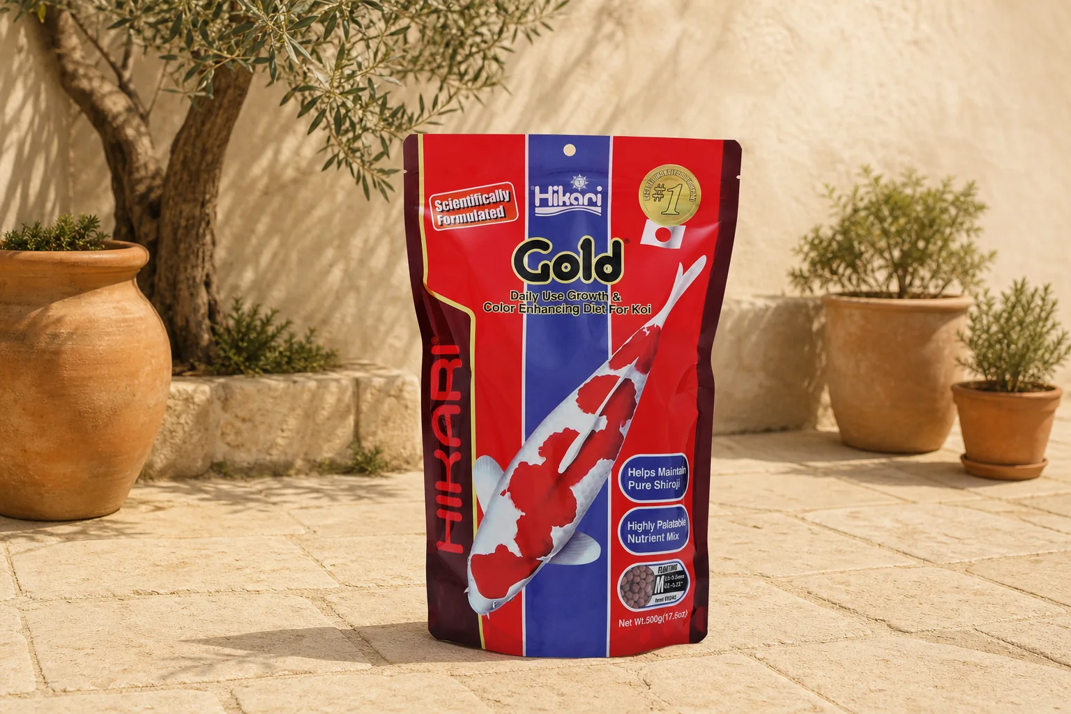 Sfeerfoto van Hikari Gold Medium 500 Gr vissenvoer – geel