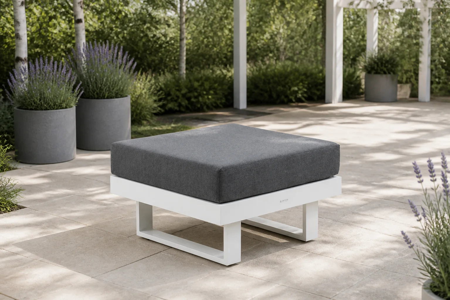Sfeerfoto van Lifestyle Garden Furniture Lorenzo lounge voetenbank – Wit