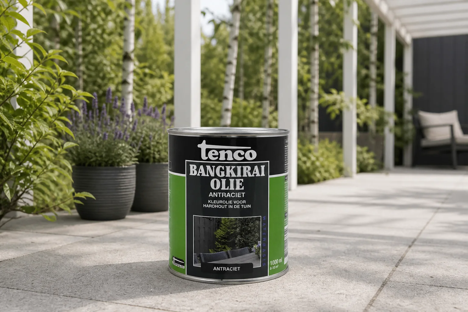 Sfeerfoto van Tenco Bangkirai olie antraciet 1l verf/beits – zwart