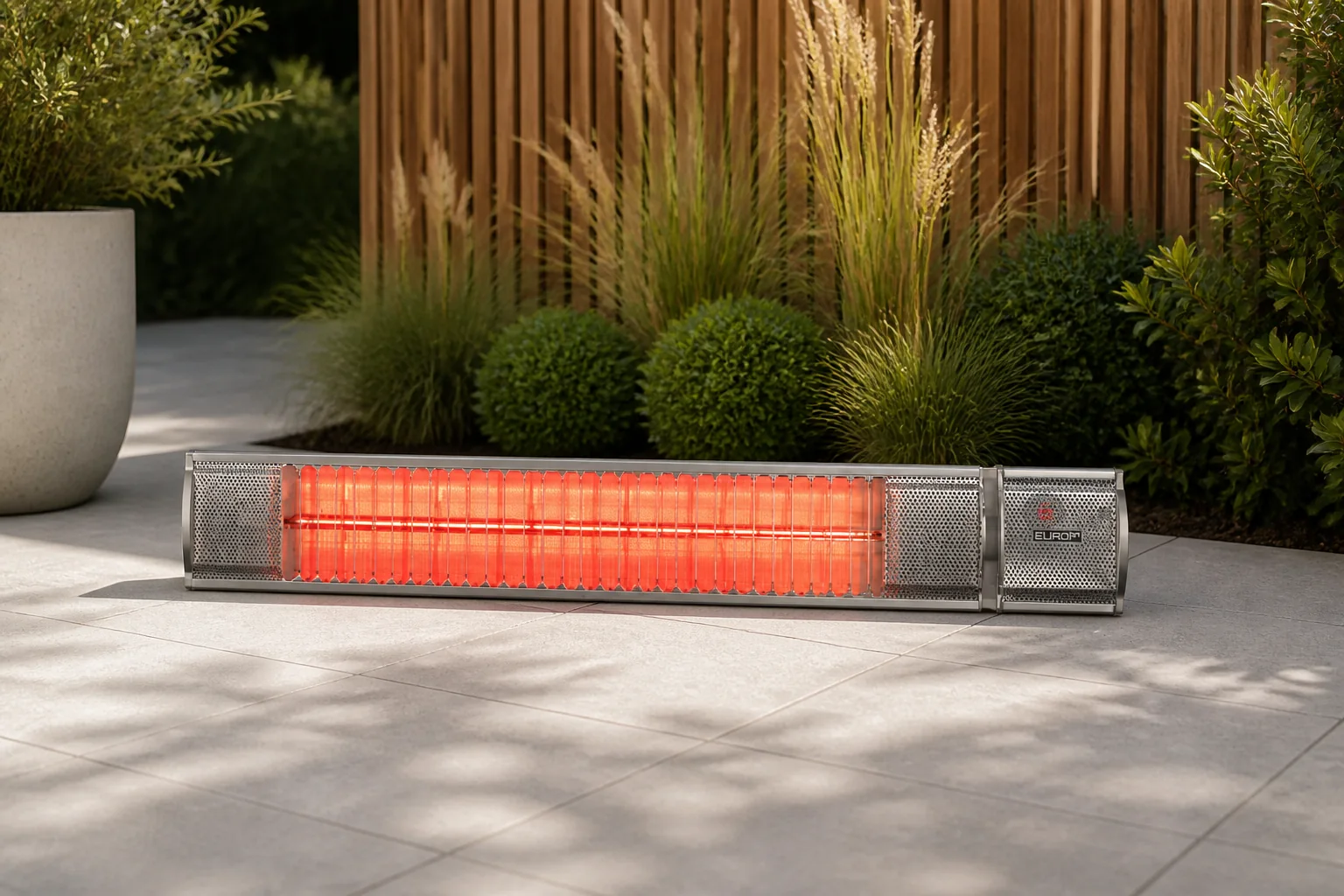 Sfeerfoto van Eurom terrasverwarmer Golden 2200 comfort RCD (incl. afstandsbediening) – Zilver