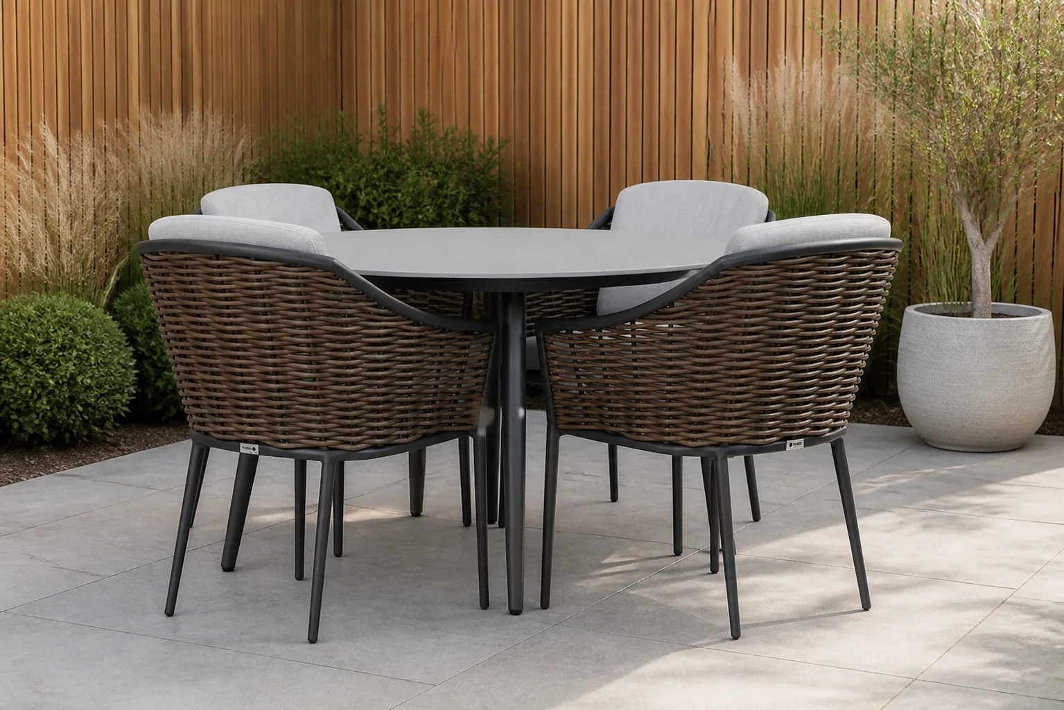 Sfeerfoto van Coco Olivine/Vienna 120 cm dining tuinset 5-delig – Grijs-antraciet