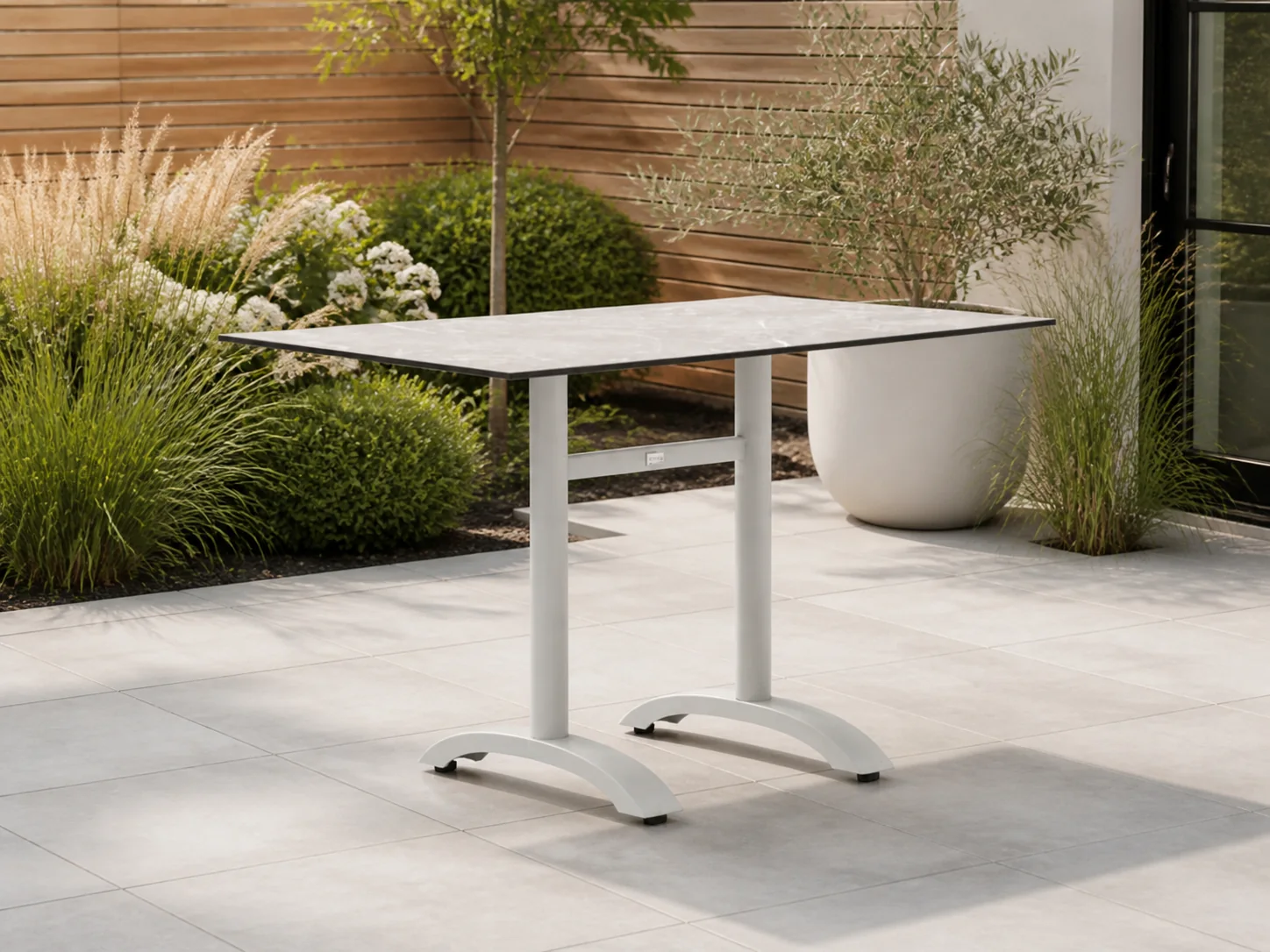 Sfeerfoto van Bellagio tuinmeubelen Lisio tuintafel 120x70x73cm – Wit