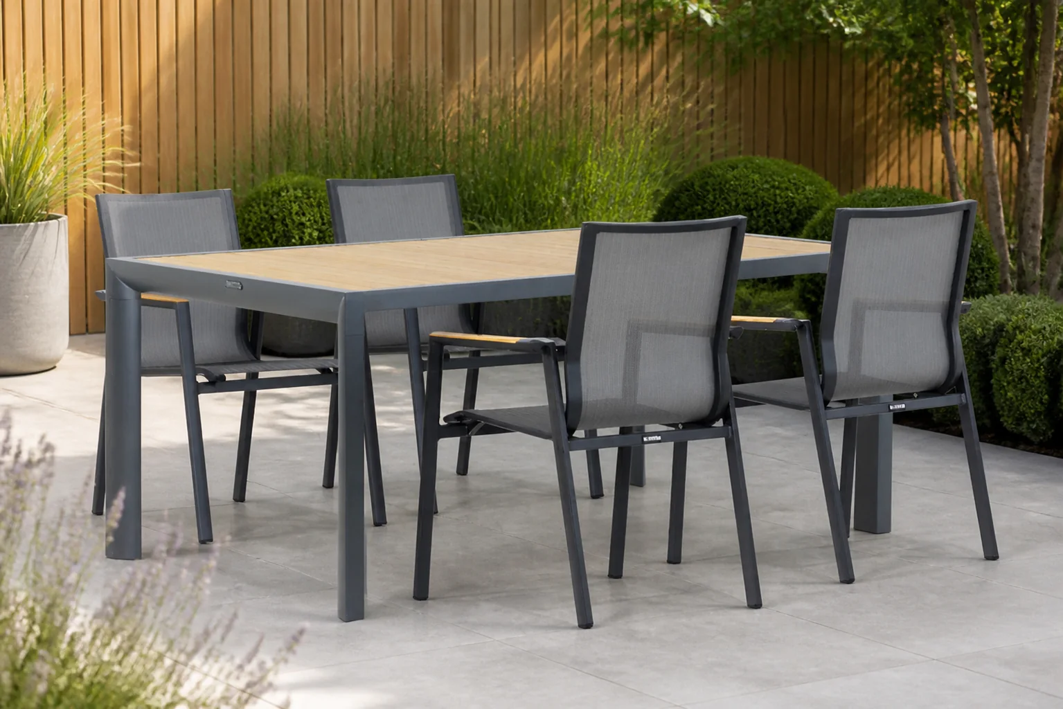 Sfeerfoto van Lifestyle Garden Furniture Fiora/Borello 180 cm dining tuinset 5-delig – Grijs-antraciet