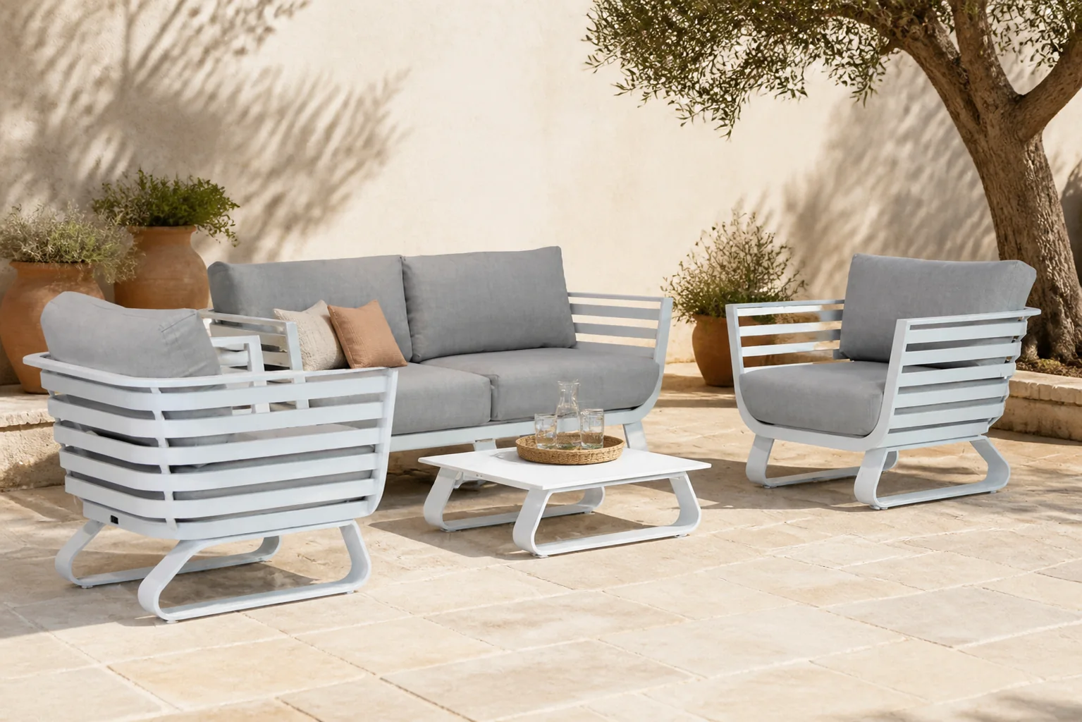 Sfeerfoto van Santika Furniture Sovita stoel-bank loungeset 4-delig – Wit