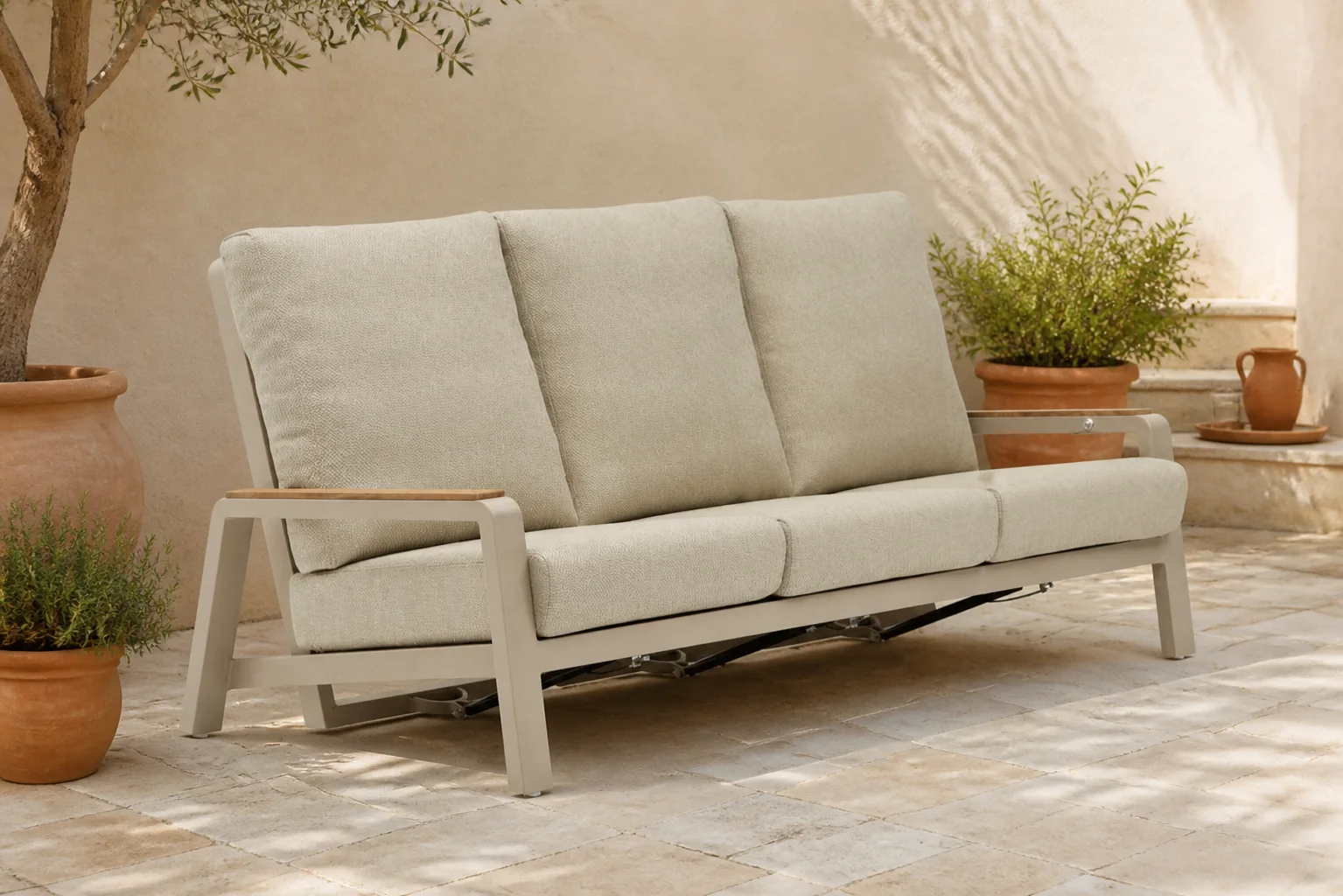 Sfeerfoto van Osmen Manly lounge tuinbank 3-zits – Zand/Beige