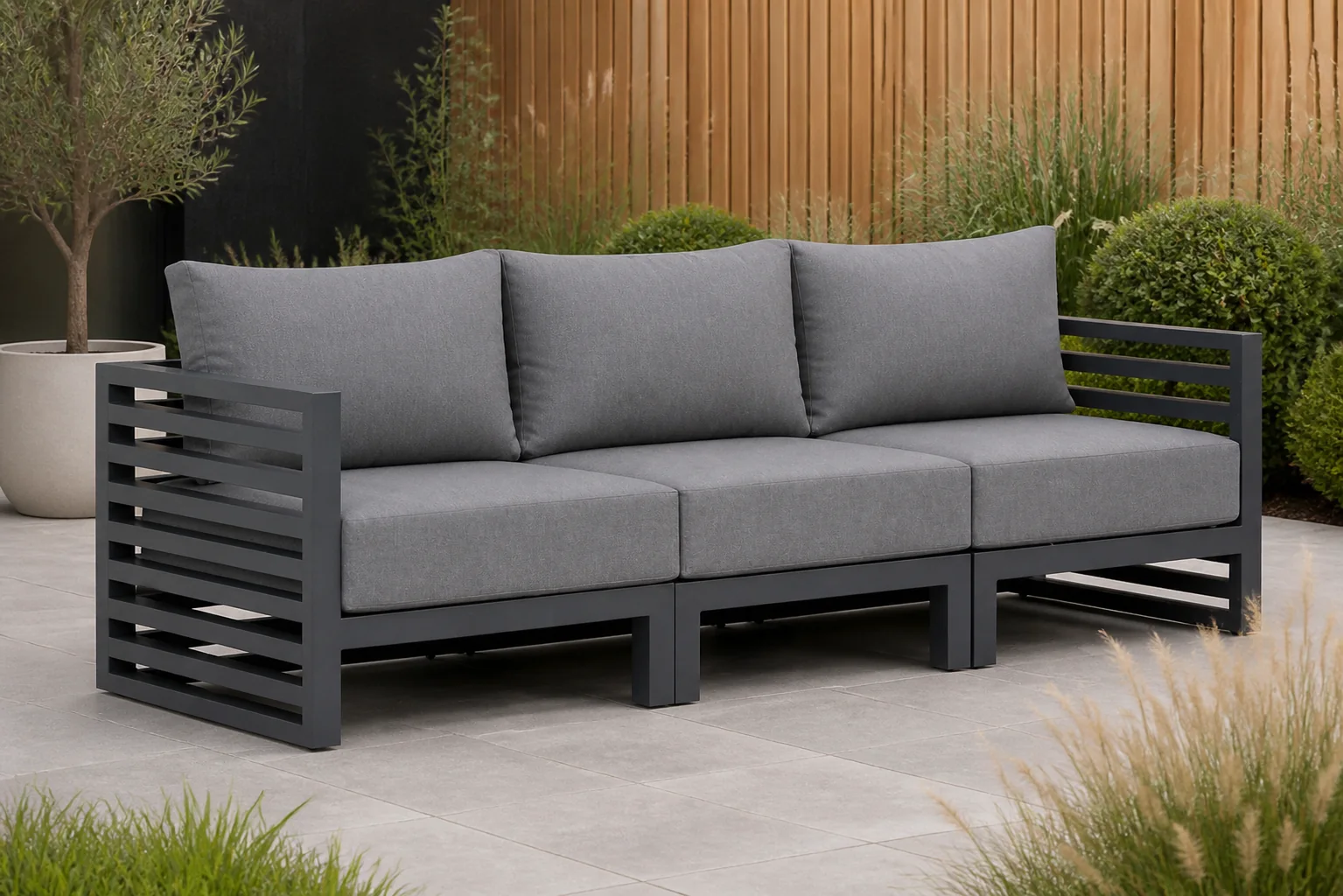Sfeerfoto van Santika Furniture Jaya lounge tuinbank 3-delig – Grijs-antraciet