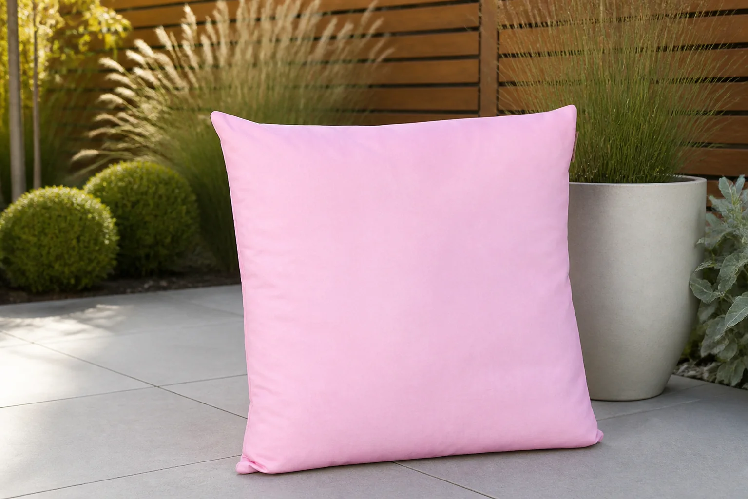 Sfeerfoto van Stoff Rai sierkussen 60 x 60 cm – Roze