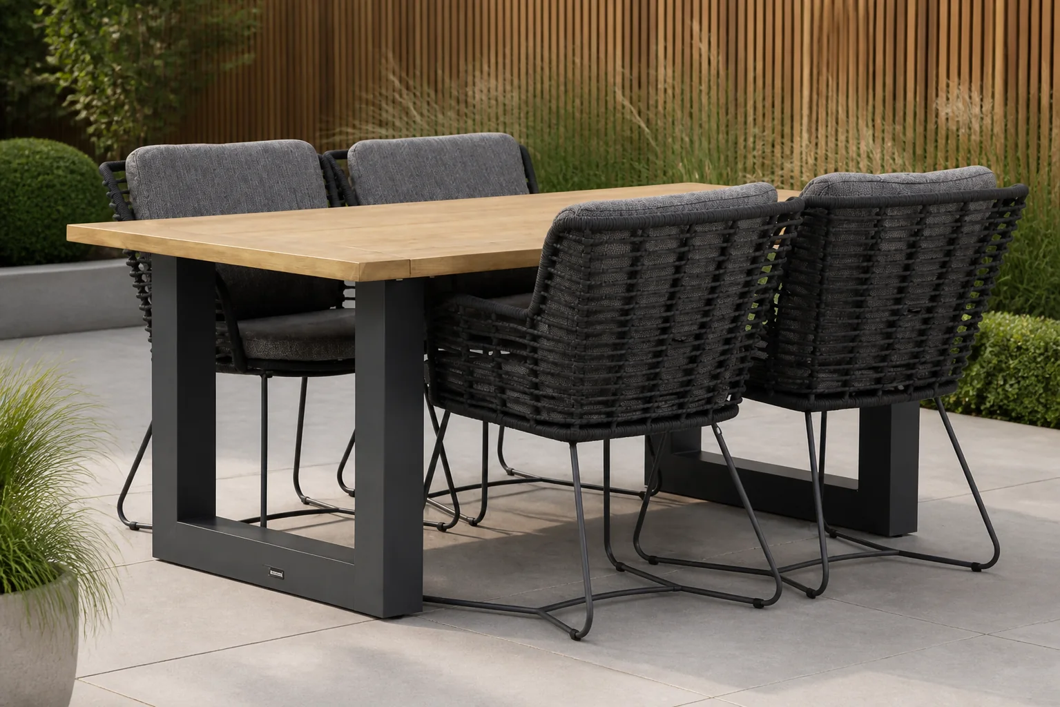Sfeerfoto van 4 Seasons Outdoor Fabrice/Talai 180 cm dining tuinset 5-delig – Grijs-antraciet