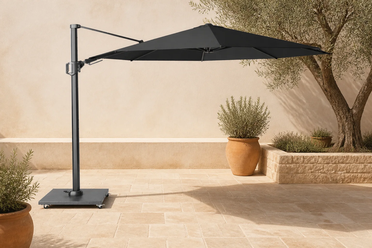 Sfeerfoto van Platinum Challenger zweefparasol 3.5m T2 premium (excl. voet) faded black – Zwart