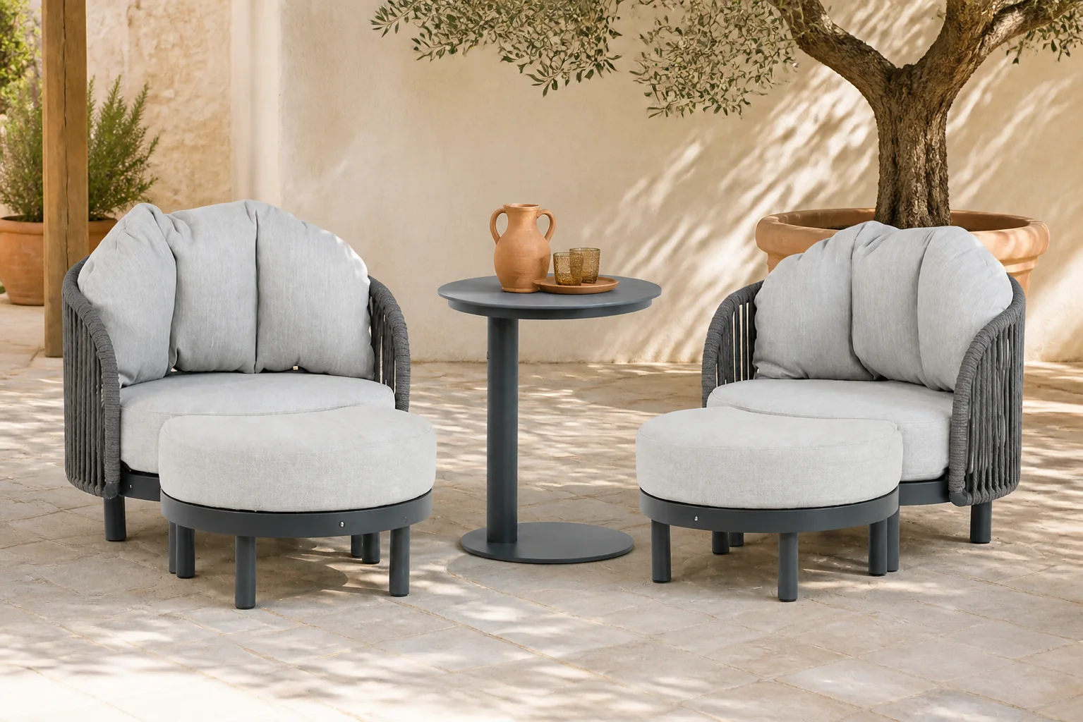 Sfeerfoto van Santika Furniture Nanda bistroset 5-delig – Grijs-antraciet