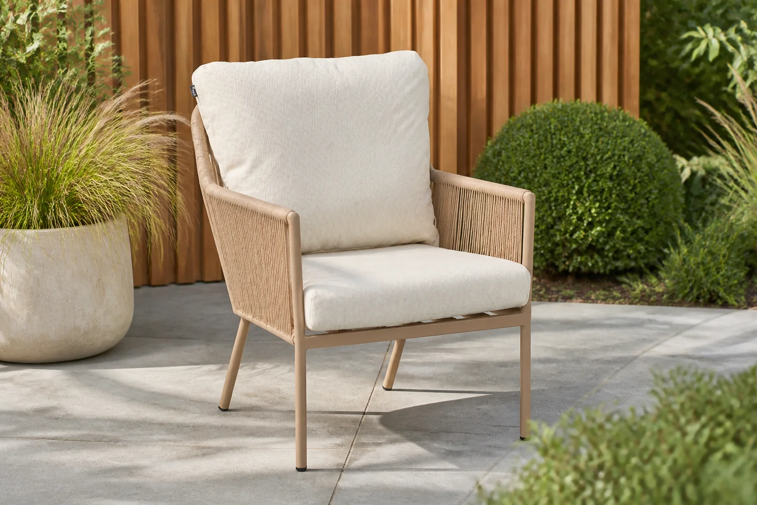 Sfeerfoto van Hartman Zaragoza Rope Lounge chair cappuccino – Taupe-naturel-bruin