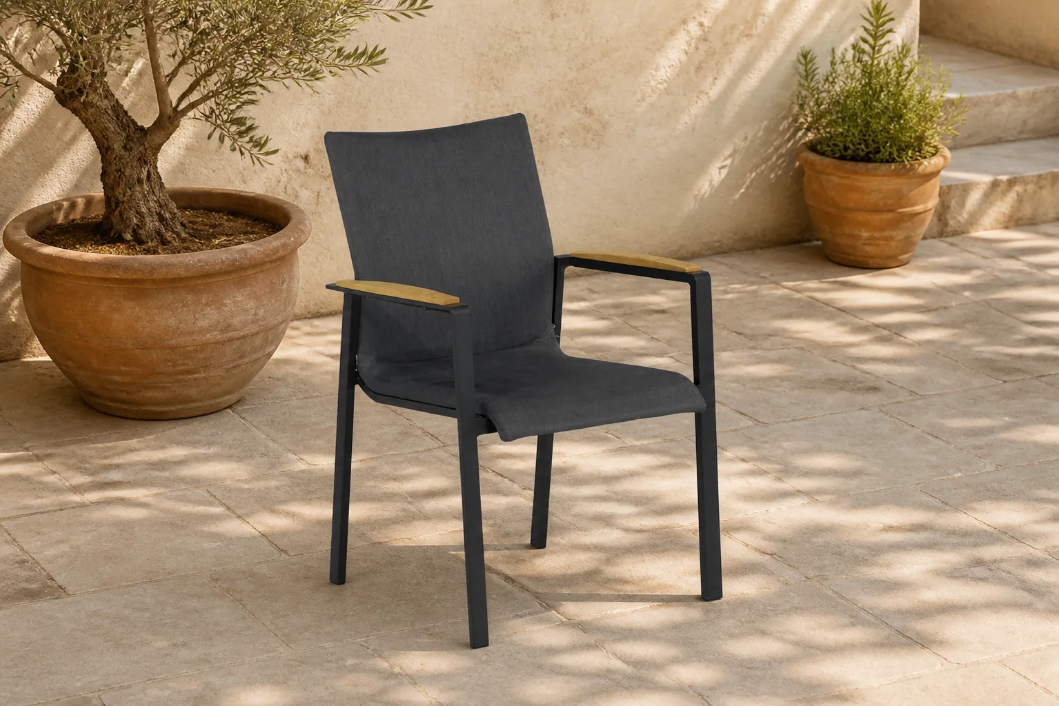 Sfeerfoto van Lifestyle Garden Furniture Brandon dining tuinstoel antraciet – Grijs-antraciet