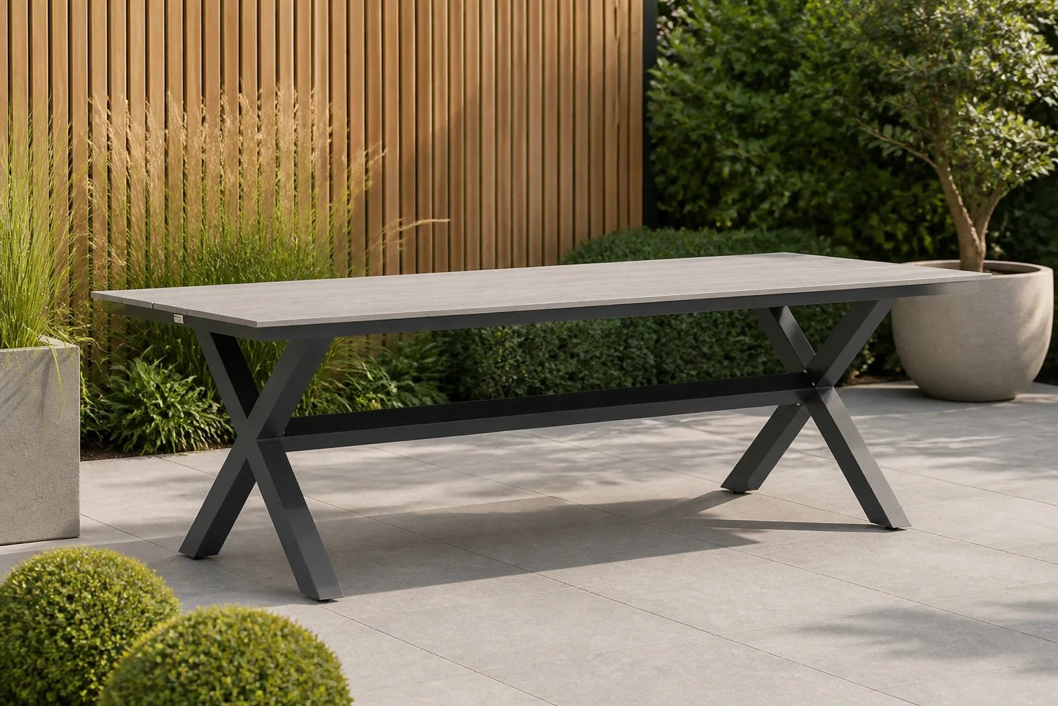 Sfeerfoto van Lifestyle Garden Furniture Forest dining tuintafel 240 x 92 cm – Grijs-antraciet