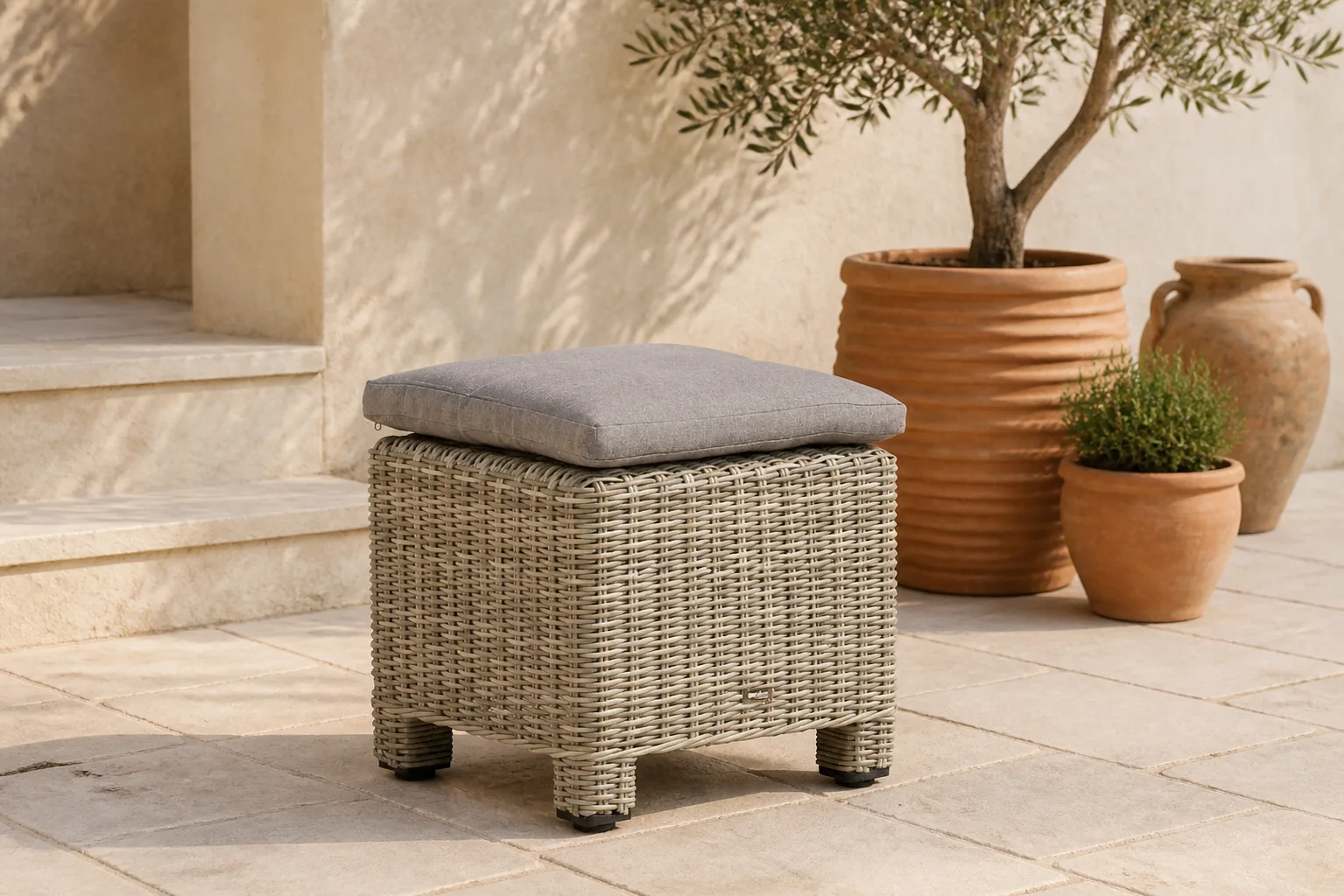 Sfeerfoto van Garden Collections Toronto bijzettafel met kussen – Taupe-naturel-bruin