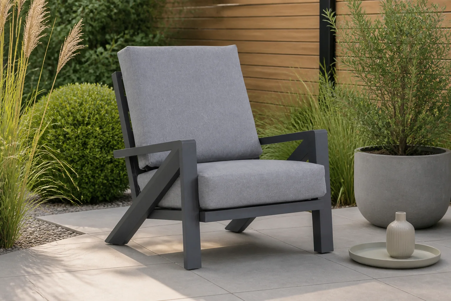 Sfeerfoto van Santika Furniture Cinta lounge tuinstoel – Grijs-antraciet