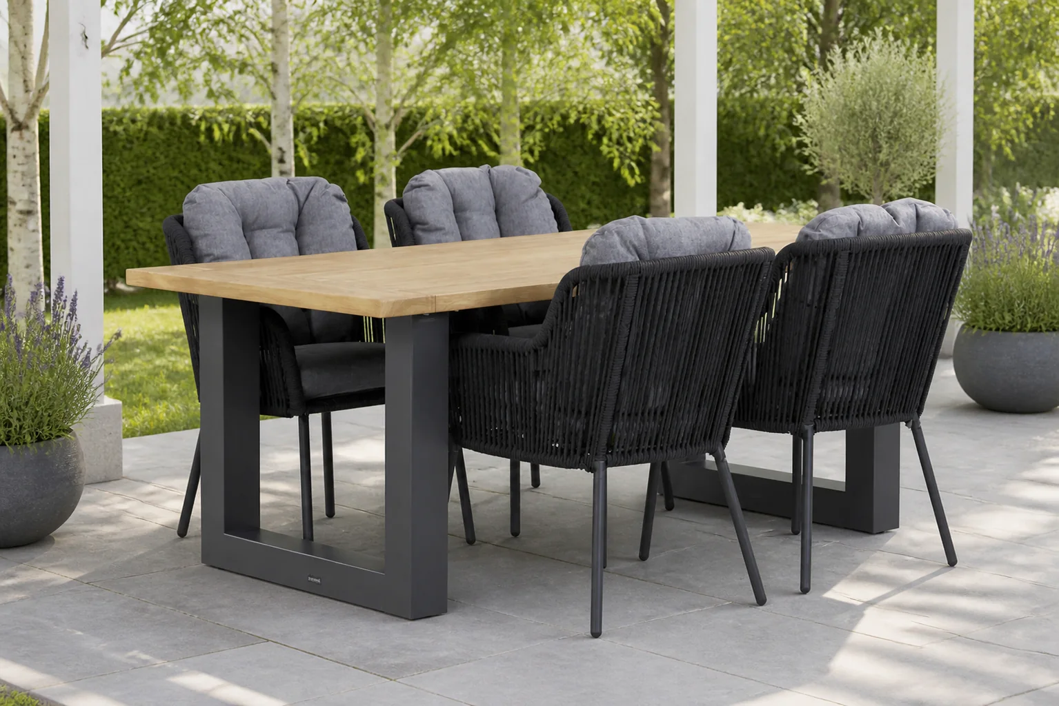 Sfeerfoto van Santika Furniture Tendenza/Talai 180 cm dining tuinset 5-delig – Grijs-antraciet