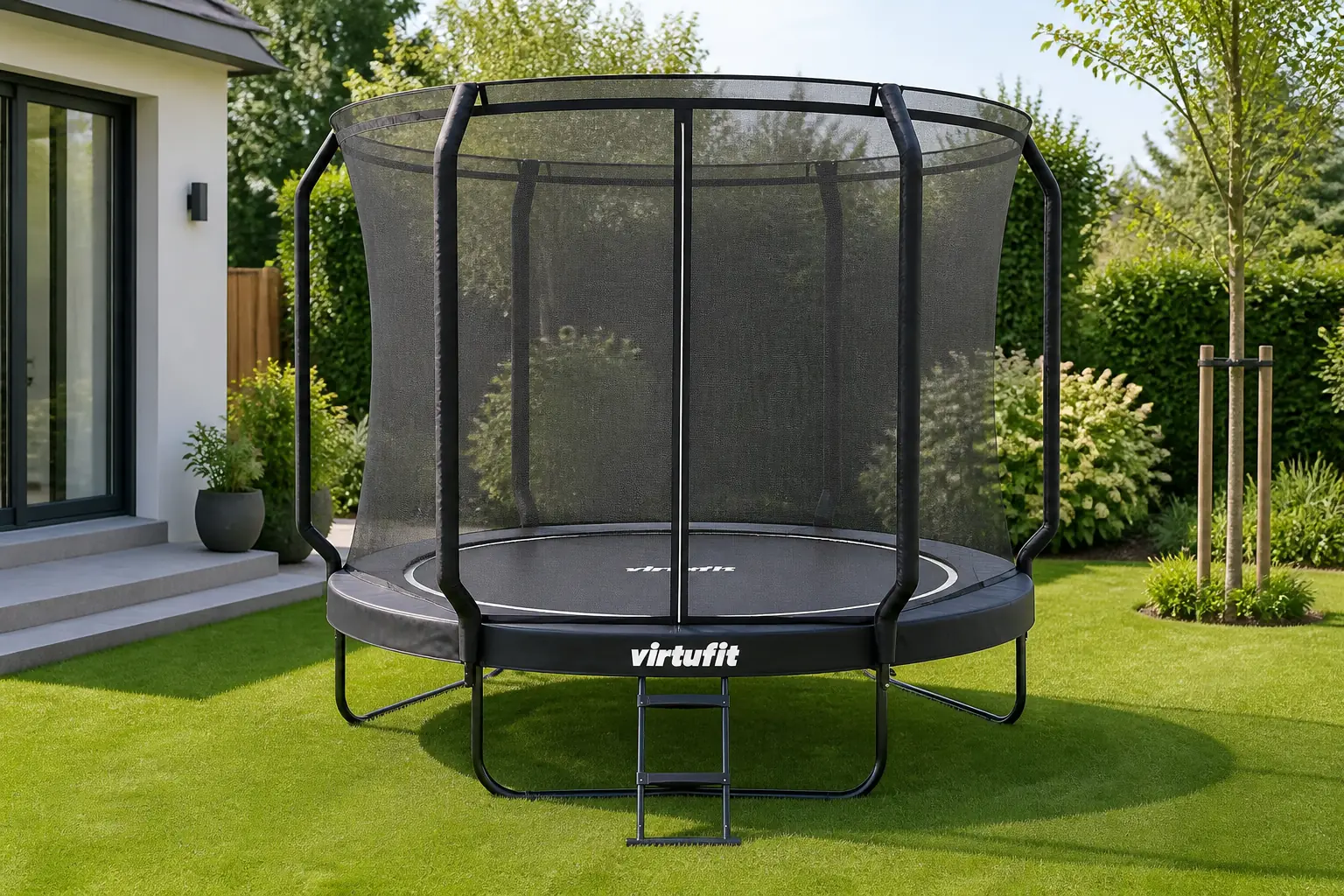Sfeerfoto van Virtufit Trampoline incl veiligheidsnet 305×305 cm – Zwart