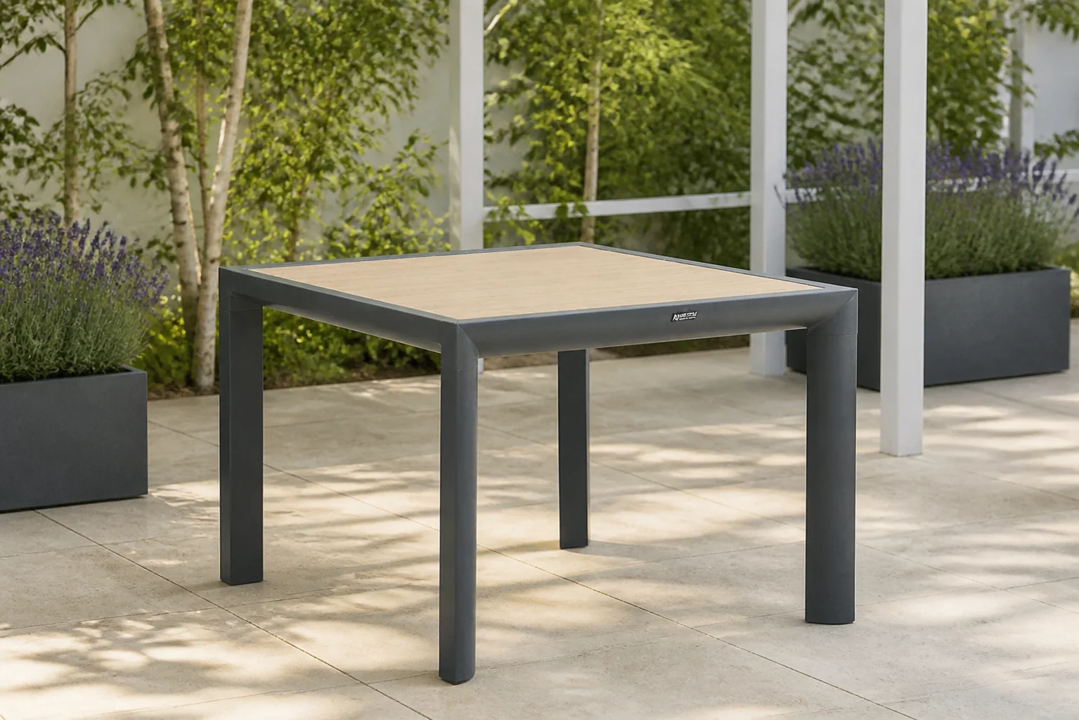 Sfeerfoto van Lifestyle Garden Furniture Borello dining tuintafel 100 x 100 cm – Grijs-antraciet