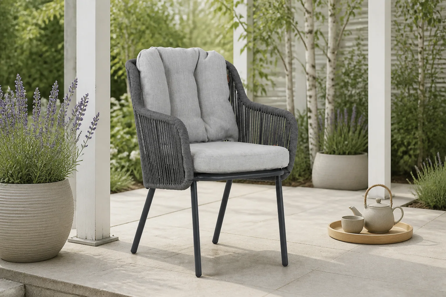 Sfeerfoto van Santika Furniture Nanda dining tuinstoel – Grijs-antraciet
