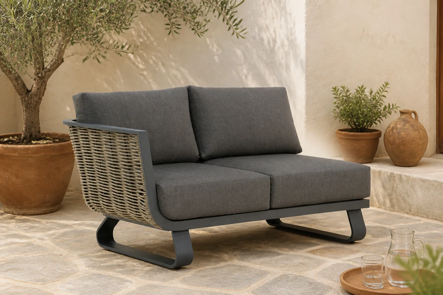 Sfeerfoto van Santika Furniture Tika open bank rechts Quick Dry Foam – Grijs-antraciet