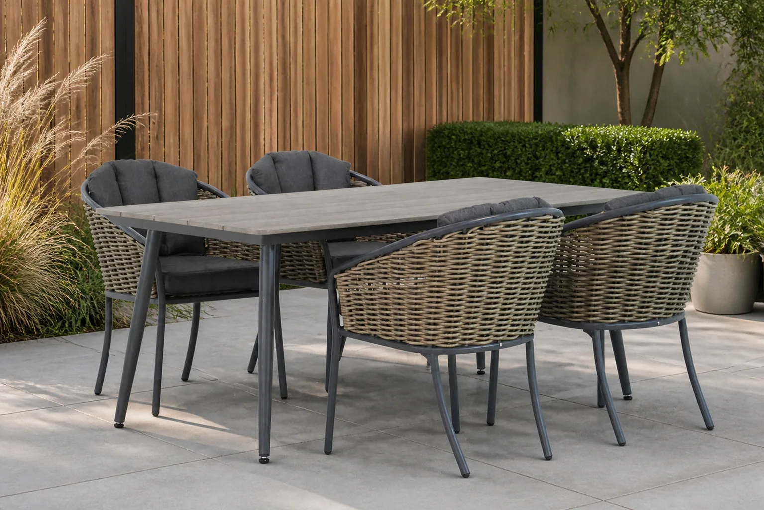 Sfeerfoto van Santika Furniture Tika/Matale 180 cm dining tuinset 5-delig – Grijs-antraciet