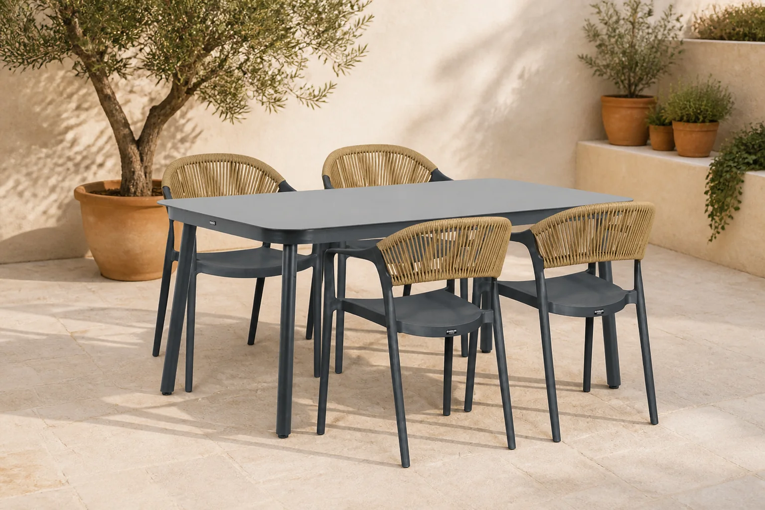 Sfeerfoto van Domani Furniture Toscano/Tavano 160×90 cm dining tuinset 5-delig – Grijs-antraciet