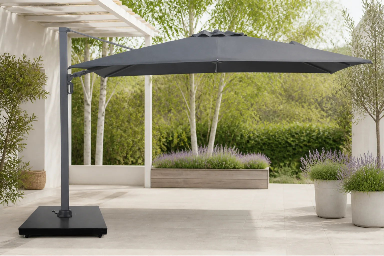 Sfeerfoto van Camello Luna zweefparasol 2.6×3.5m Graphite (excl. voet) – Grijs-antraciet