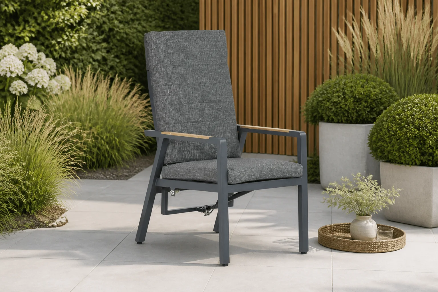 Sfeerfoto van Lifestyle Garden Furniture Marseille dining tuinstoel verstelbaar – Grijs-antraciet