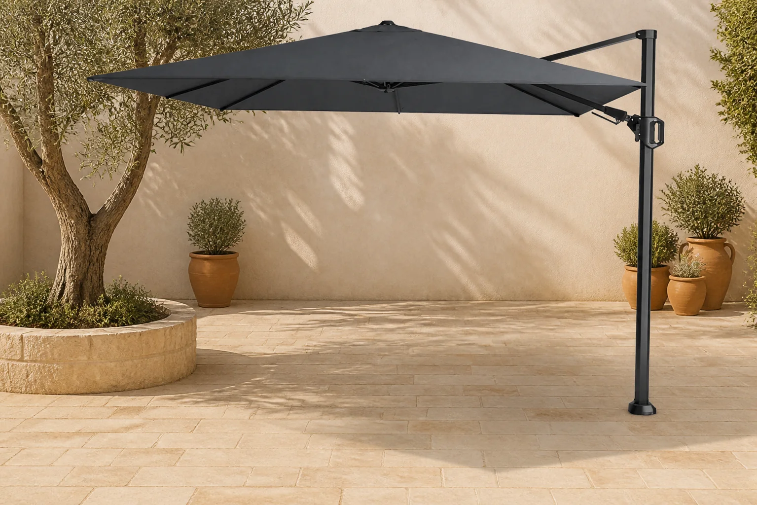 Sfeerfoto van Platinum Sun & Shade | Zweefparasol Challenger T² 300 x 300 cm | Antraciet