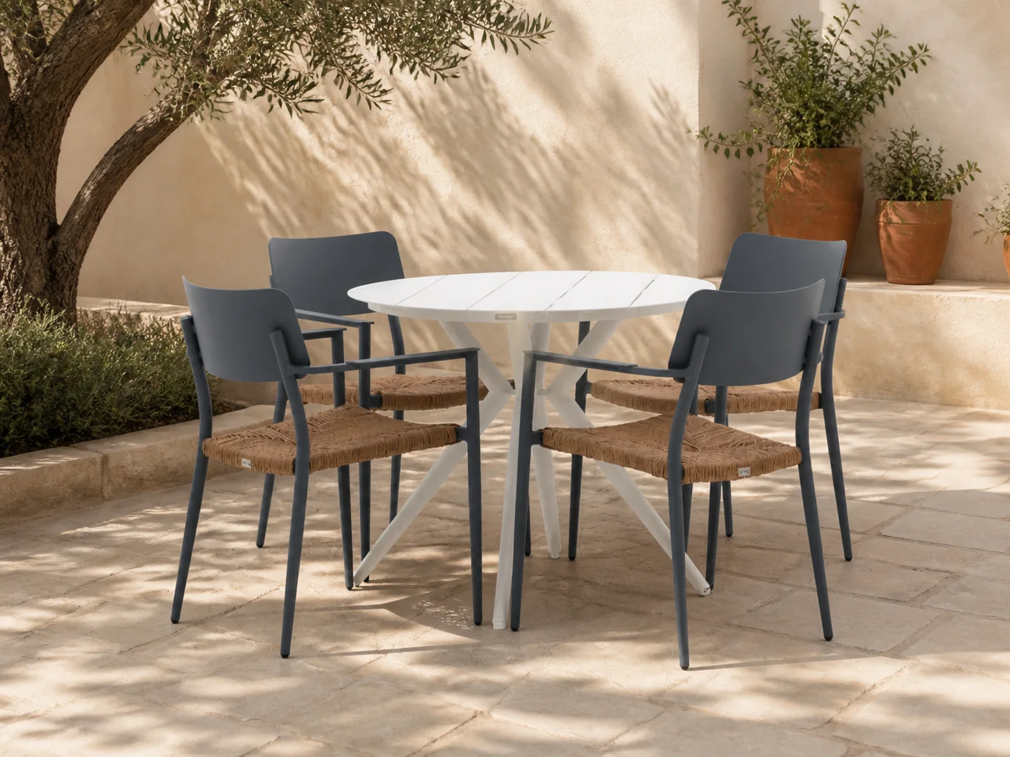 Sfeerfoto van Bellagio tuinmeubelen Cino/Sora ø 90cm dining tuinset 5-delig stapelbaar – Wit