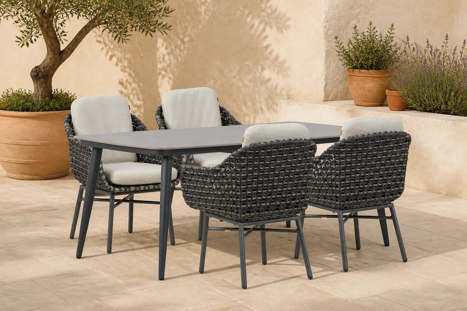 Sfeerfoto van Santika Furniture Yovan/Vienna 180 cm dining tuinset 5-delig – Grijs-antraciet