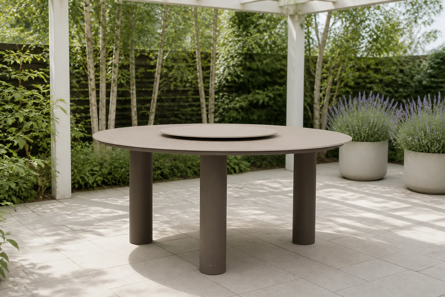 Sfeerfoto van Coco Trino dining tuintafel 158 cm met lazy susan – Taupe-naturel-bruin