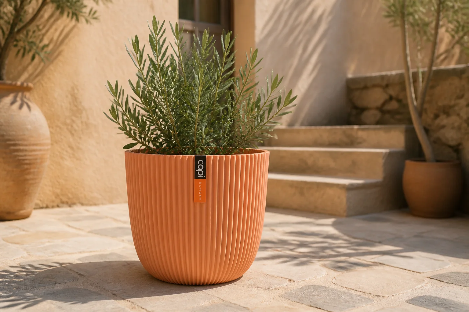 Sfeerfoto van Capi europe Pot bol Groove 25×23 peachy fuzz bloempot – oranje