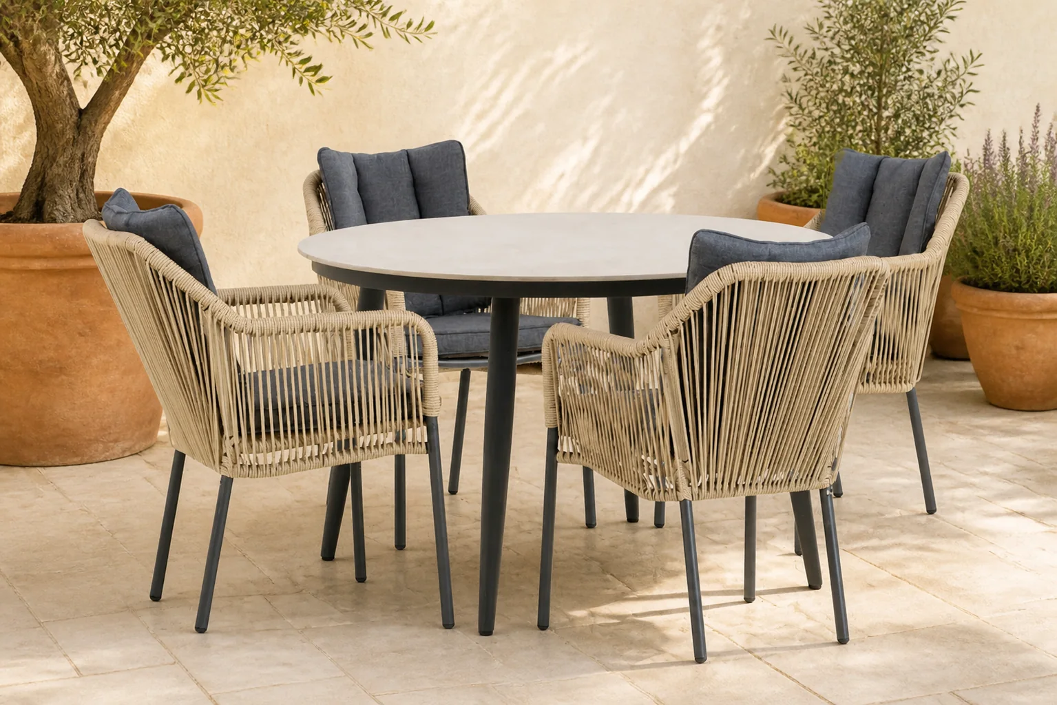 Sfeerfoto van De Laan Projects Lifestyle Marbella/Vienna 120 cm dining tuinset 5-delig – Taupe-naturel-bruin