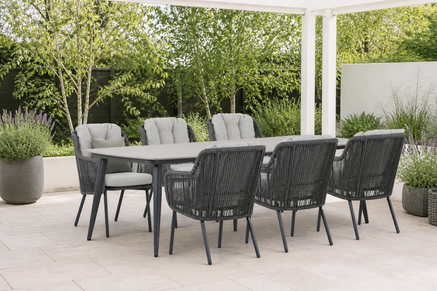 Sfeerfoto van Santika Furniture Nanda/Vienna 240 cm dining tuinset 7-delig – Grijs-antraciet