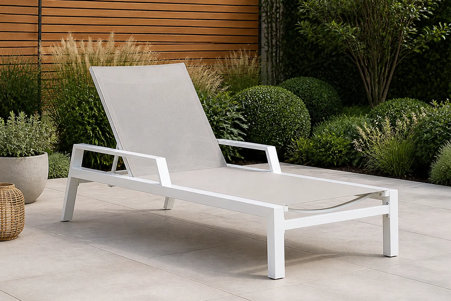 Sfeerfoto van Lifestyle Garden Furniture Licata ligbed verstelbaar – Wit