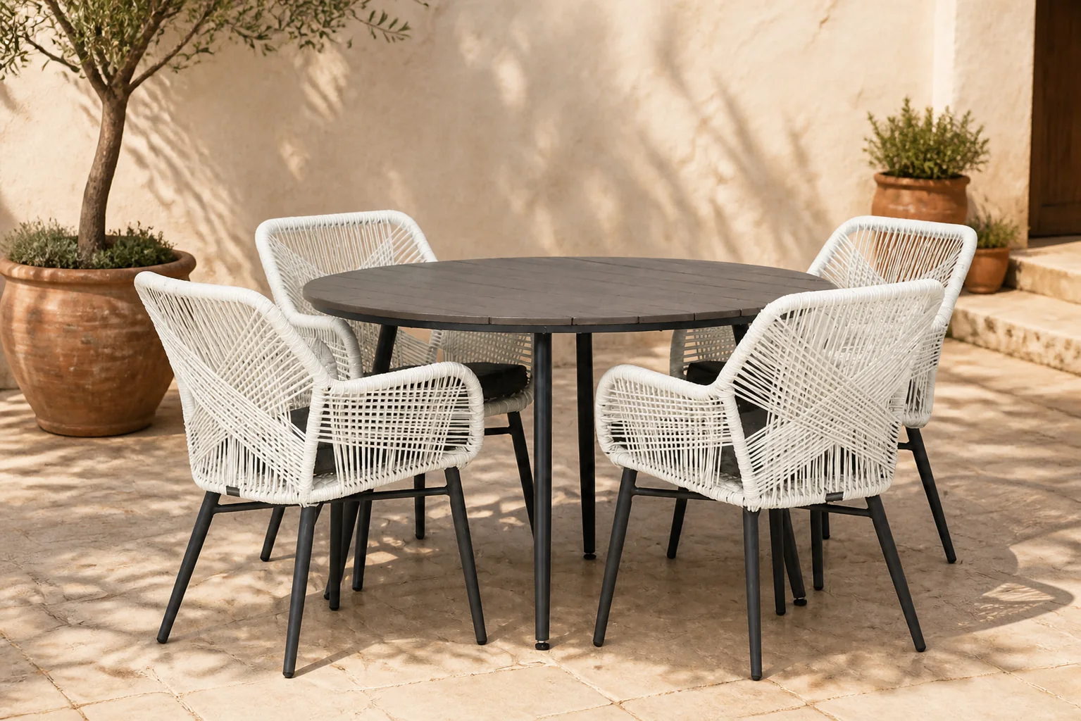 Sfeerfoto van Lifestyle Garden Furniture Advance/Matale 125 cm rond dining tuinset 5-delig – Wit