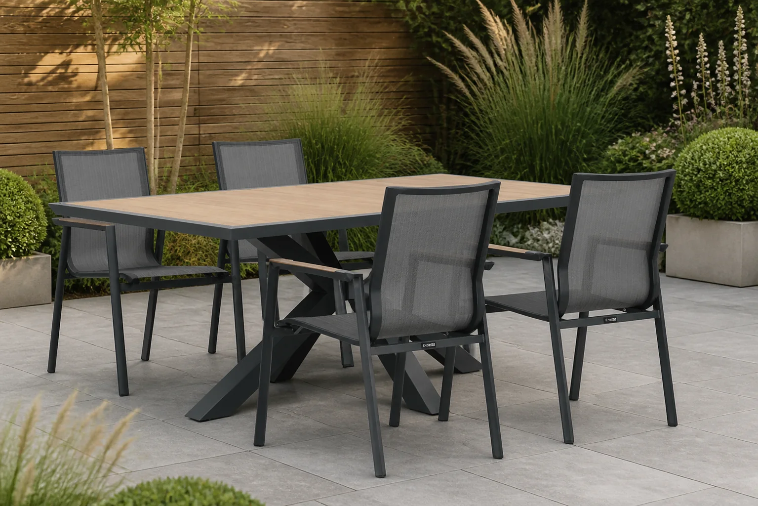 Sfeerfoto van Lifestyle Garden Furniture Fiora/Palermo 181 cm dining tuinset 5-delig – Grijs-antraciet
