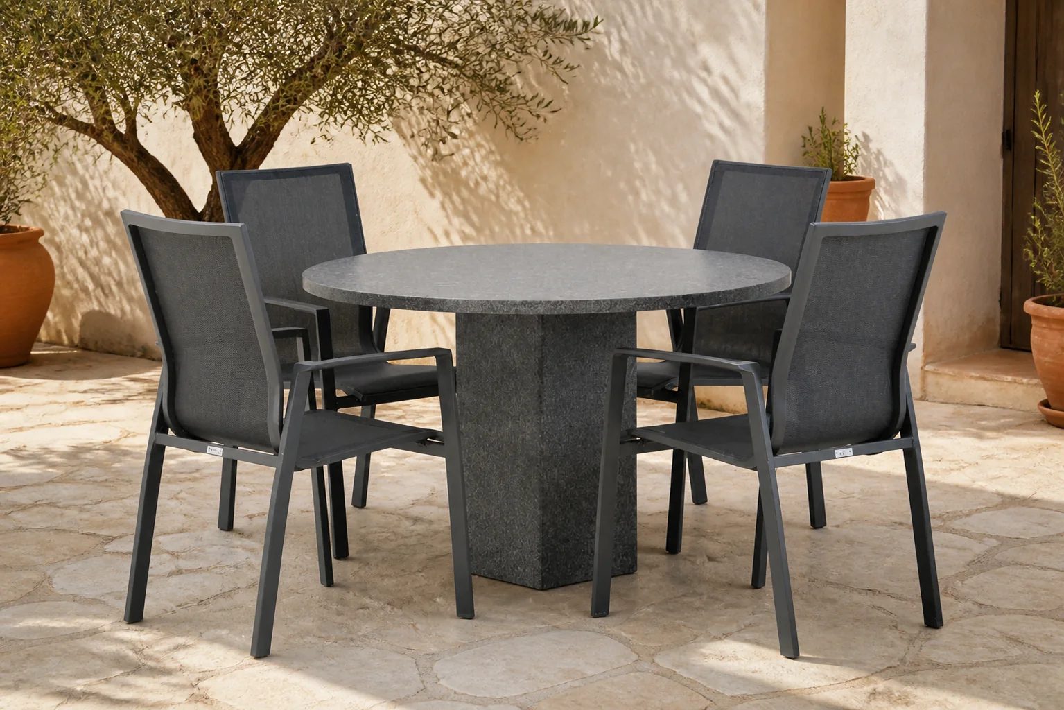 Sfeerfoto van Lifestyle Garden Furniture Ultimate/Graniet 120 cm rond dining tuinset 5-delig – Grijs-antraciet