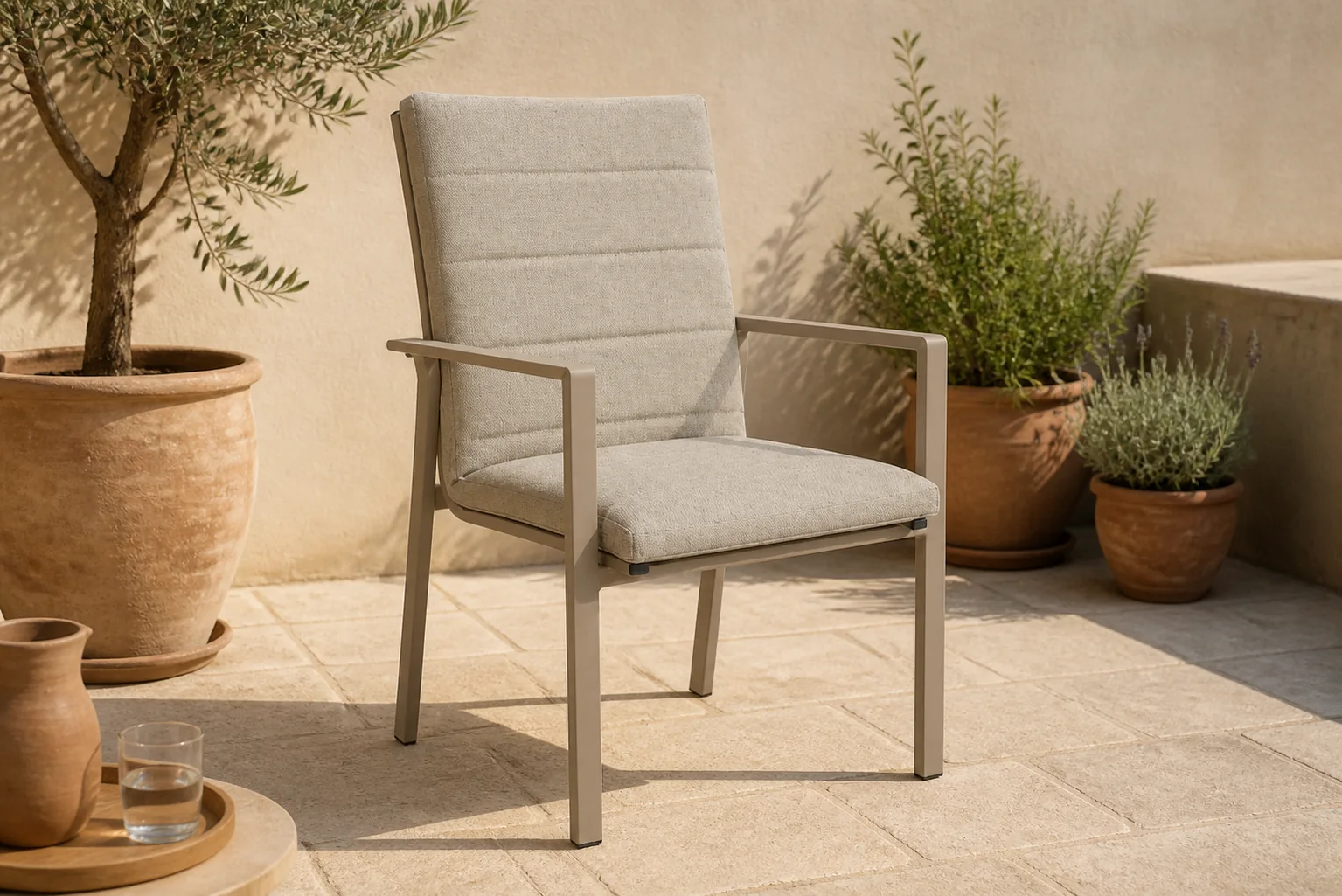 Sfeerfoto van Lifestyle Garden Furniture Timo dining tuinstoel loft/sandy – Zand/Beige