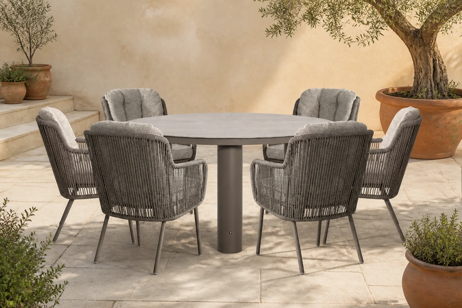 Sfeerfoto van Santika Furniture Cayora/Arancia 150 cm dining tuinset 7-delig – Taupe-naturel-bruin