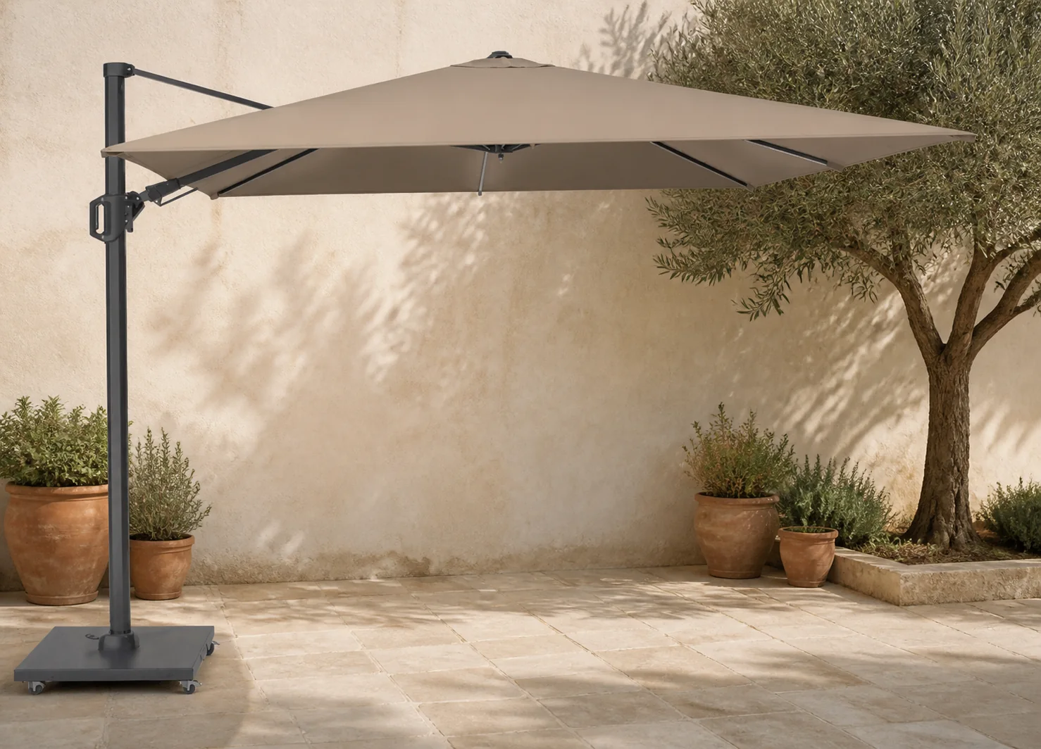 Sfeerfoto van Platinum Challenger zweefparasol T2 300 cm x 300 cm glow taupe – Taupe-naturel-bruin