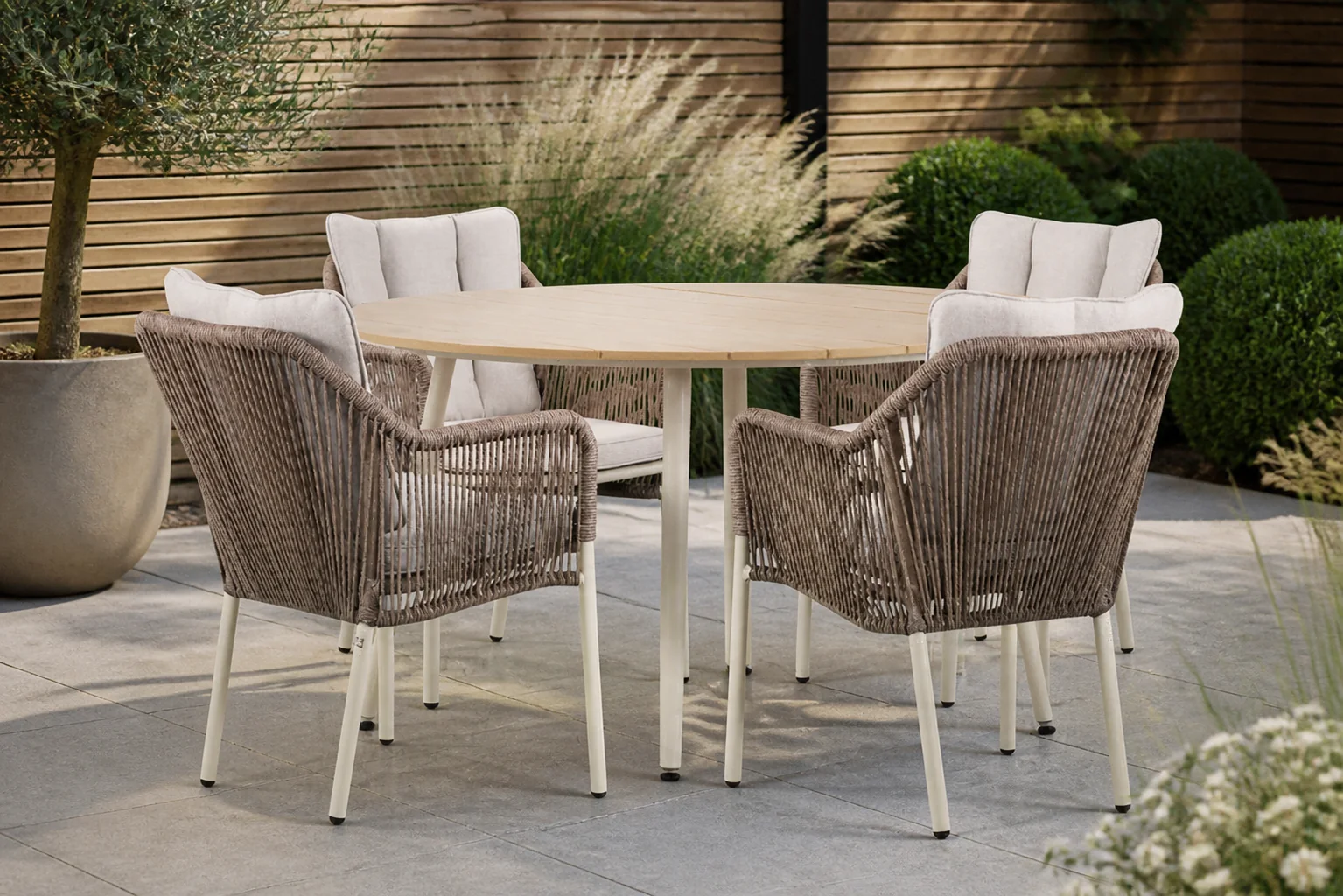Sfeerfoto van De Laan Projects Laan Marbella/Matale 125 cm dining tuinset 5-delig – Taupe-naturel-bruin