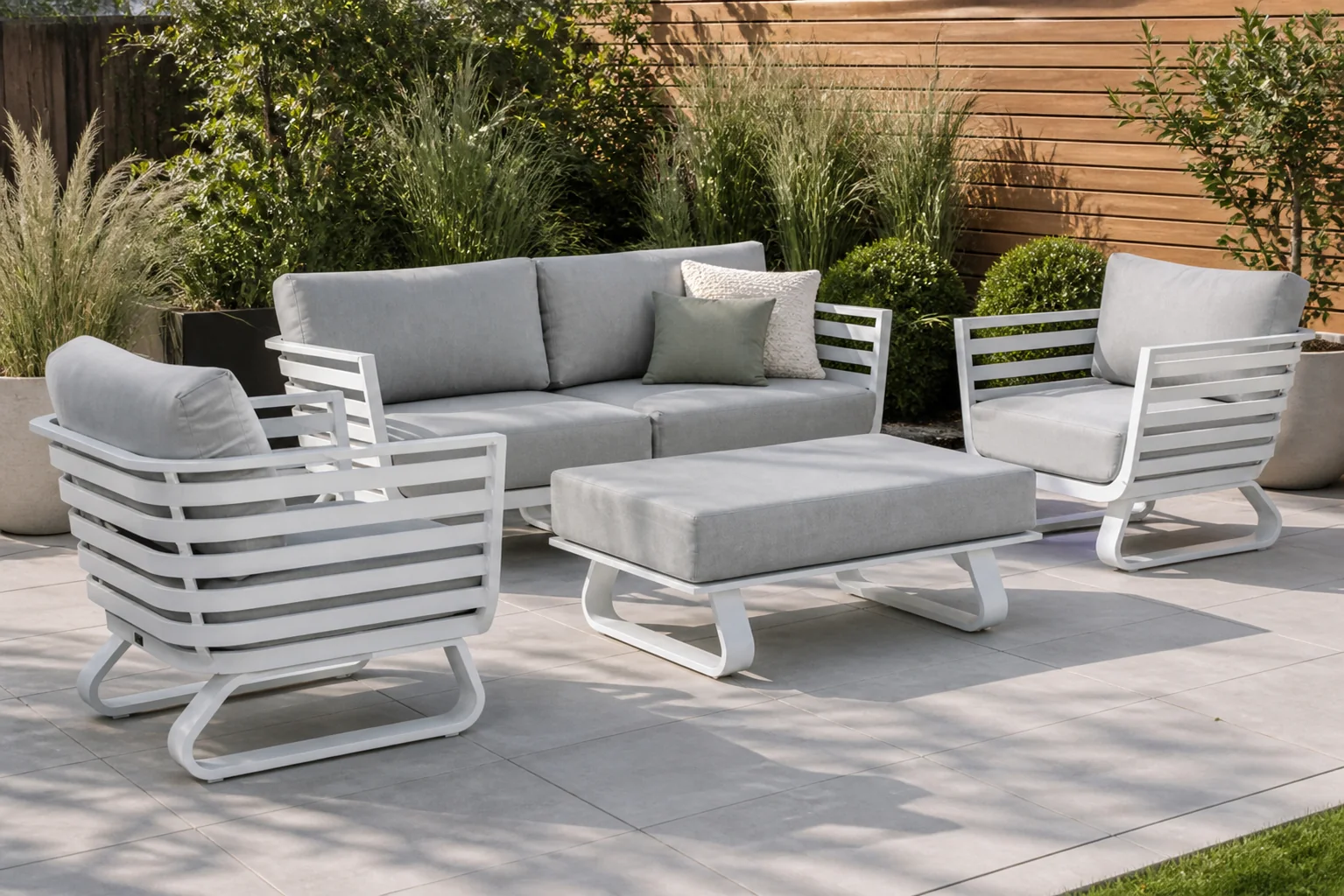 Sfeerfoto van Santika Furniture Sovita stoel-bank loungeset 5-delig – Wit