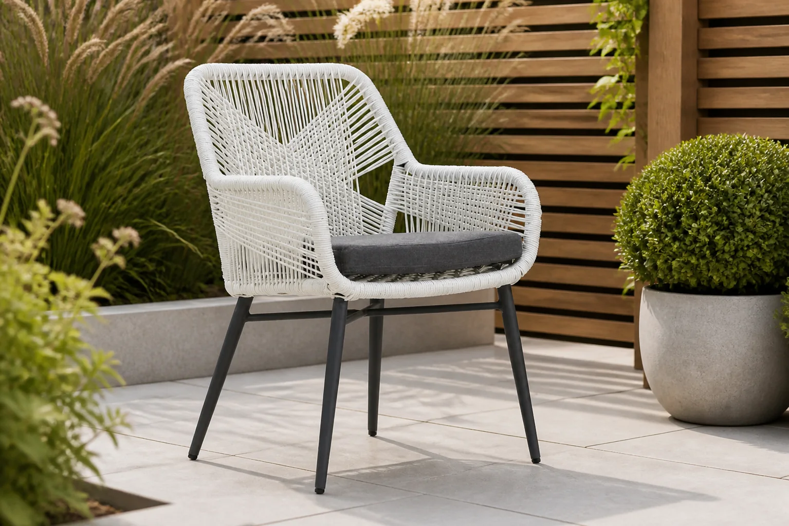 Sfeerfoto van Lifestyle Advance dining tuinstoel whitewash – Wit