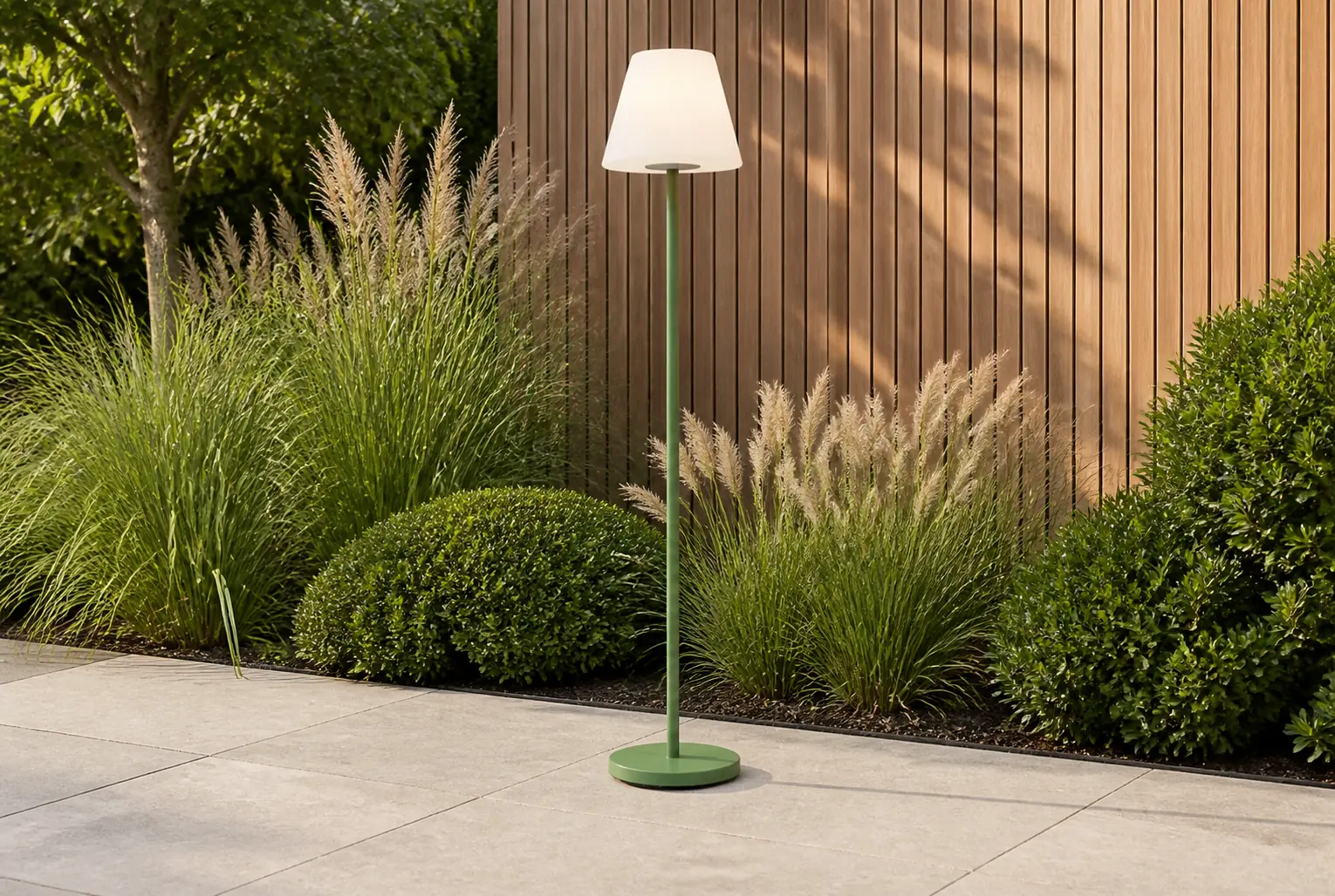 Sfeerfoto van Buiten vloerlamp groen met witte kap IP65 Virginia