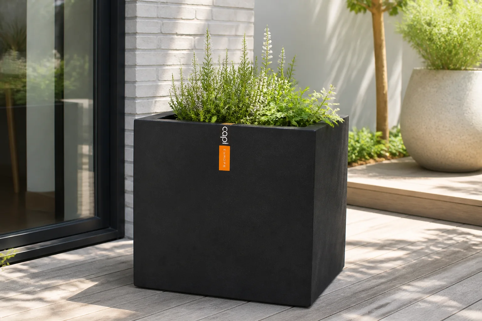 Sfeerfoto van Capi bloempot Urban Smooth (Ø50×50 cm) – Zwart