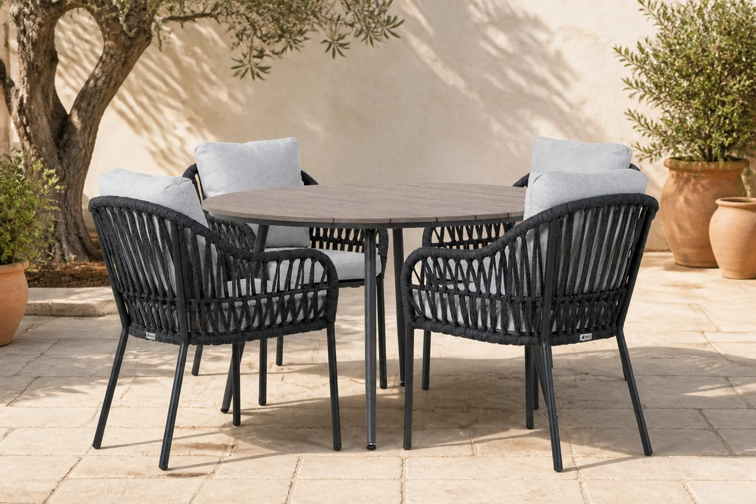 Sfeerfoto van Coco Puerto/Matale 125 cm dining tuinset 5-delig – Grijs-antraciet