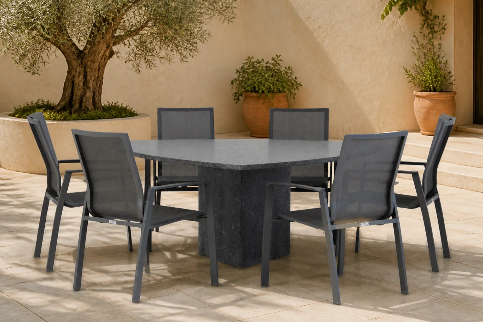 Sfeerfoto van Lifestyle Garden Furniture Ultimate/Graniet 170 cm triangel dining tuinset 7-delig – Grijs-antraciet