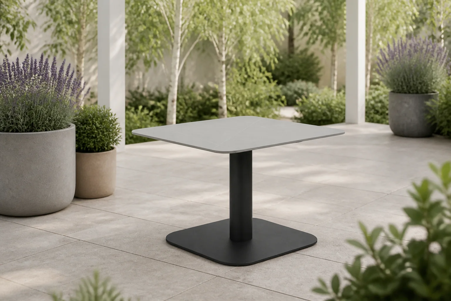 Sfeerfoto van Coco Ralph lounge tafel 60×60 cm – Grijs-antraciet